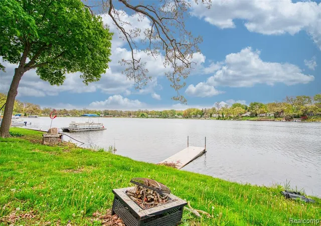 Photo 4 of Sale Pending at 5985 Rowley Blvd, Waterford, MI 48329 3252 | MLS# 60992851 | Listing updated on 2026-09-10