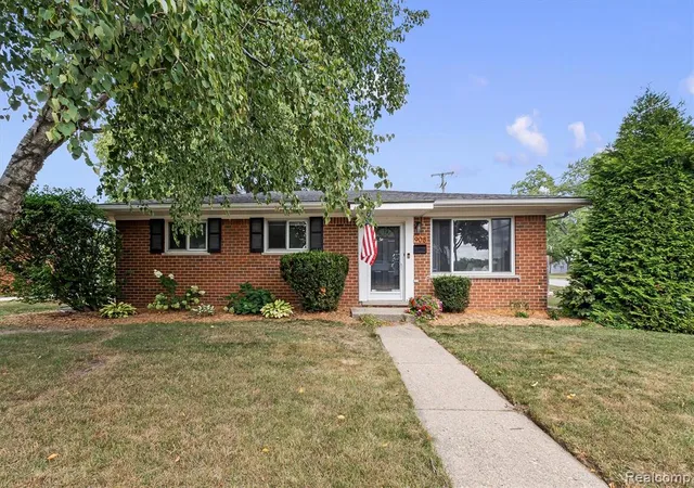 Photo 2 of Sale Pending at 908 Elmsford Dr, Clawson, MI 48017 1017 | MLS# 61023284 | Listing updated on 2026-09-13
