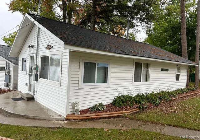 Homes for sale in Lake, MI | 1249 N Crooked Lake Dr, Lake, MI 48632 | MLS# 60378578