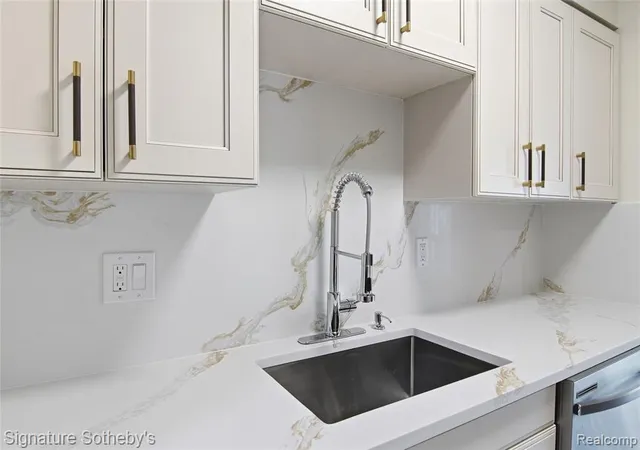 Listing Photo 4 - Condo for sale in building located at 29850 W 12 Mile Rd, Farmington Hills, MI 48334 - Unit #512