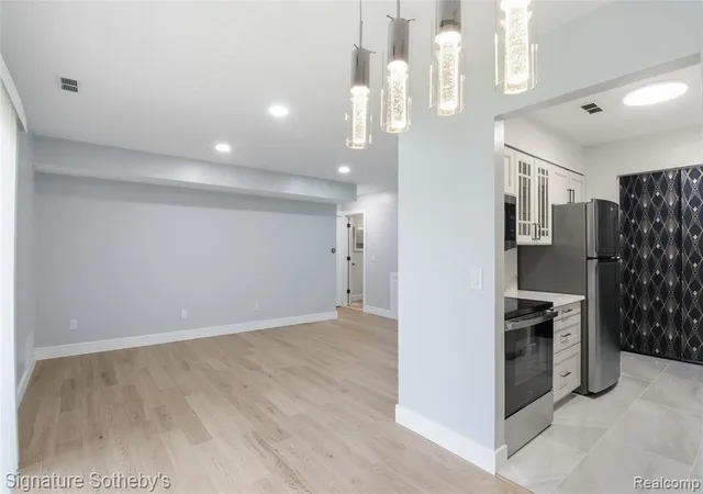 Listing Photo 5 - Condo for sale in building located at 29850 W 12 Mile Rd, Farmington Hills, MI 48334 - Unit #512