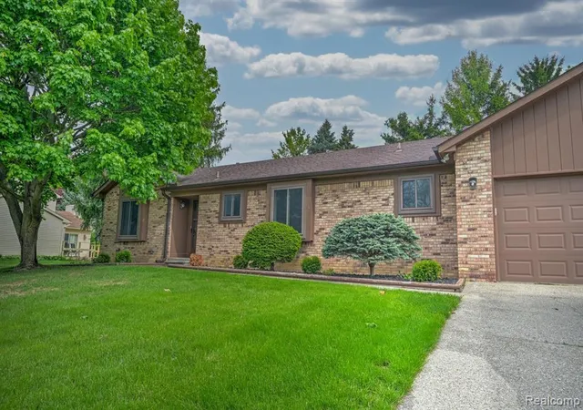 Homes for sale in Walled Lake, MI | 1569 Oak Grove Dr, Walled Lake, MI 48390 | MLS# 60998632