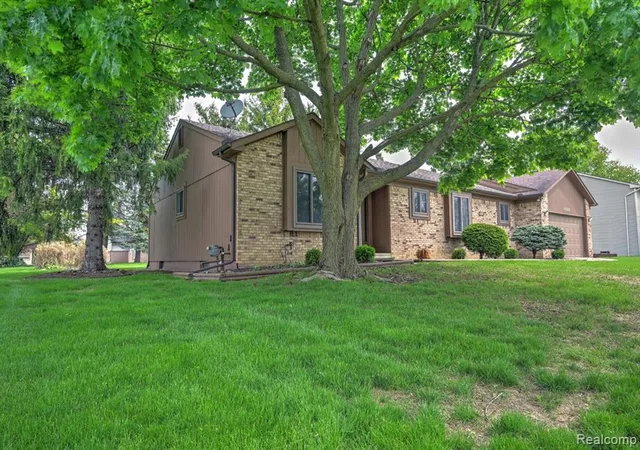 Homes for sale in Walled Lake, MI | 1569 Oak Grove Dr, Walled Lake, MI 48390 | MLS# 60998632