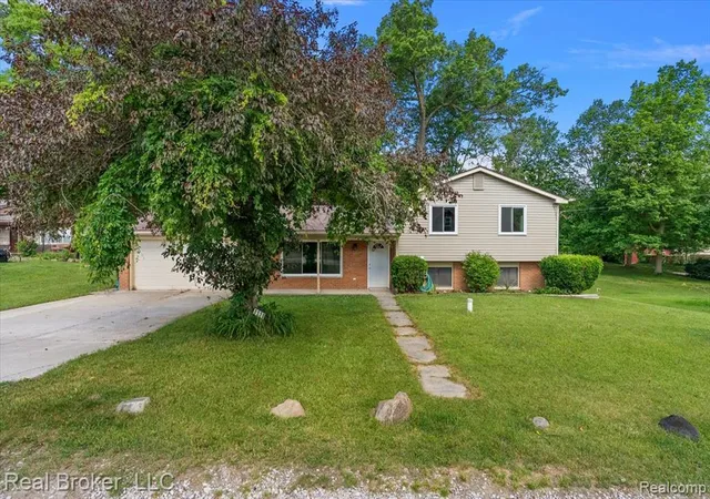 2nd image of 8320 Hillpoint Dr, Brighton, MI 48116 | MLS# 61004888
