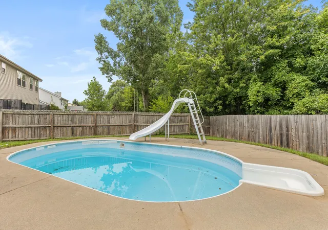 Photo 3 of Sale Pending at 1121 Durango Dr, Lansing, MI 48917 | MLS# 70552394 | Listing updated on 2026-09-02