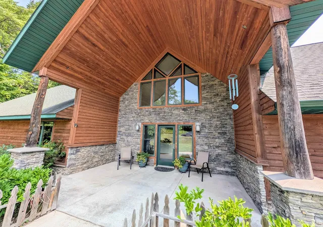 Photo 3 of Single family home for sale at 1831 S Mcclellan Ave, Marquette, MI 49855 | MLS# 50218742 | Listing updated on 2026-10-07