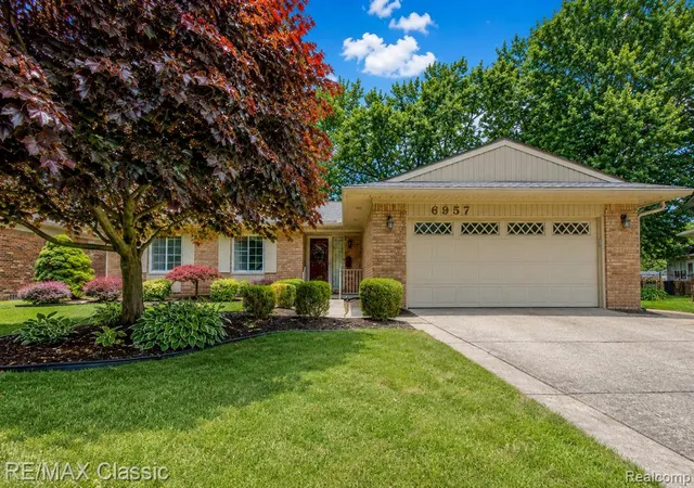 Homes for sale in Canton, MI | 6957 Carriage Hills Dr, Canton, MI 48187 | MLS# 61005313