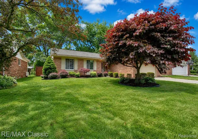Homes for sale in Canton, MI | 6957 Carriage Hills Dr, Canton, MI 48187 | MLS# 61005313