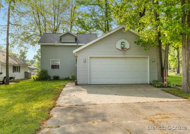 3rd image of 8570 Cochise Dr, Howard City, MI 49329 | MLS# 70472788