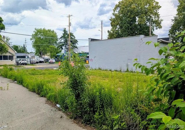 2nd image of 2620 Davison Rd, Flint, MI 48506 | MLS# 61005897