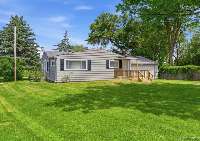 3rd image of 1437 E Parkwood Ave, Burton, MI 48529 1631 | MLS# 60996278