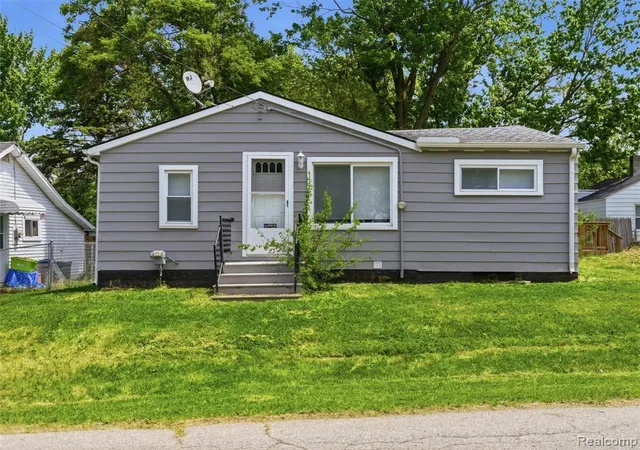 4th image of 1437 E Parkwood Ave, Burton, MI 48529 1631 | MLS# 60996278
