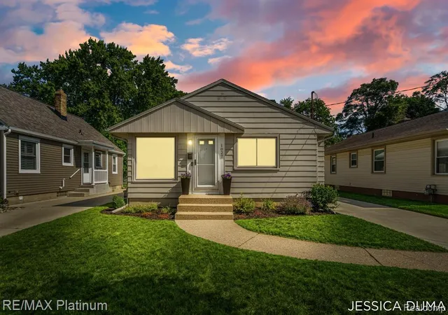 Homes for sale in Grand Rapids, MI | 1027 Evelyn St, Grand Rapids, MI 49505 | MLS# 61009504