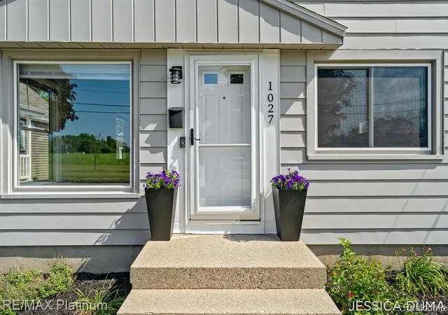 Homes for sale in Grand Rapids, MI | 1027 Evelyn St, Grand Rapids, MI 49505 | MLS# 61009504