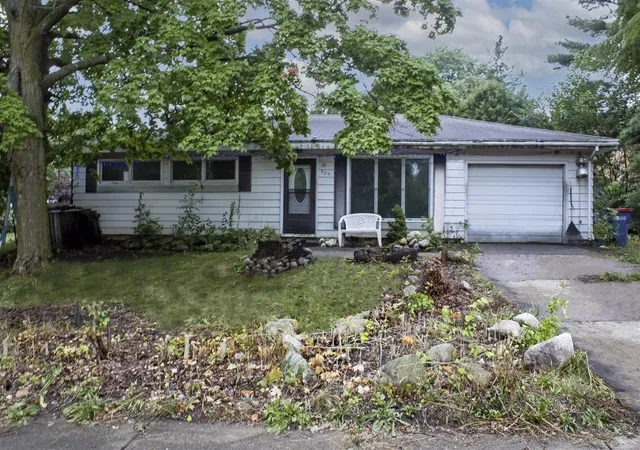Photo 2 of Sale Pending at 925 Plymouth Ave, Grand Rapids, MI 49505 | MLS# 70552958 | Listing updated on 2026-08-22