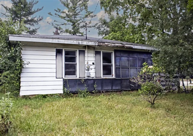 Photo 3 of Sale Pending at 925 Plymouth Ave, Grand Rapids, MI 49505 | MLS# 70552958 | Listing updated on 2026-08-22