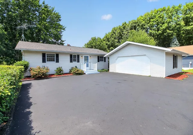 3rd image of 1132 Clubhouse Dr, Weidman, MI 48893 | MLS# 80068253