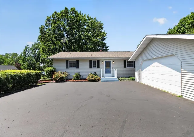4th image of 1132 Clubhouse Dr, Weidman, MI 48893 | MLS# 80068253