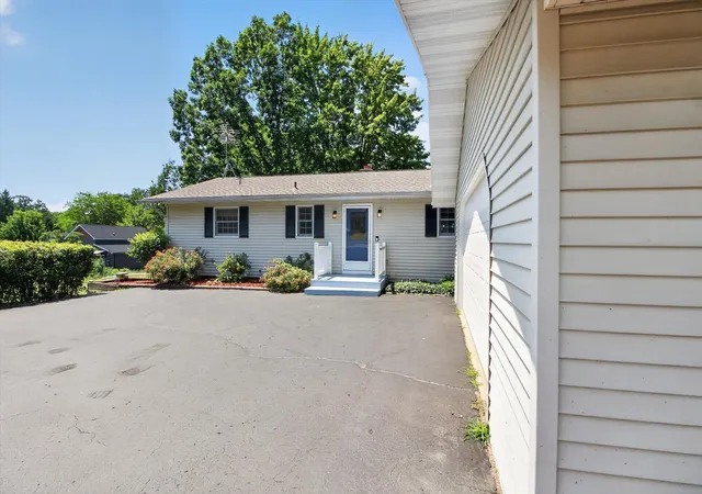 5th image of 1132 Clubhouse Dr, Weidman, MI 48893 | MLS# 80068253