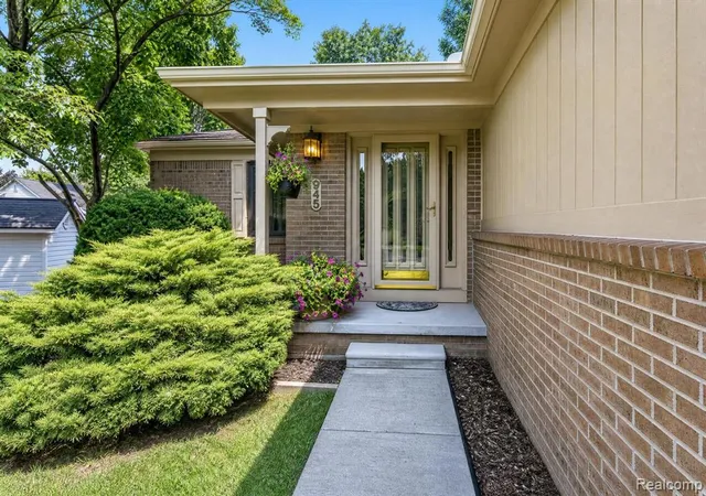 2nd image of 945 Devonshire Ct, Brighton, MI 48116 | MLS# 61018533