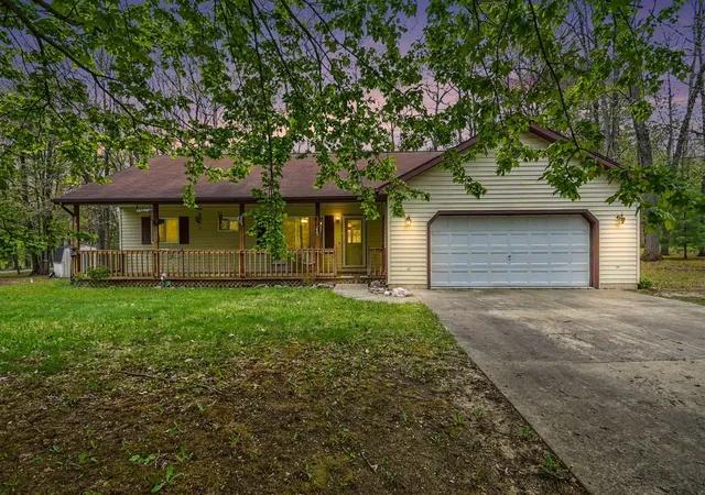 Homes for sale in Houghton Lake, MI | 306 Silverhill Dr, Houghton Lake, MI 48629 | MLS# 70535068