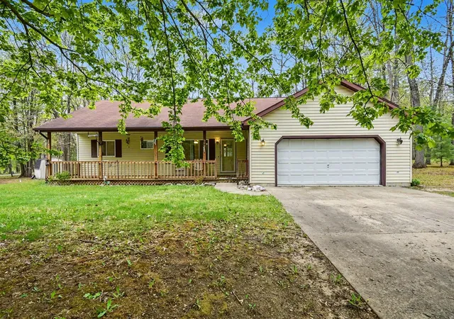 Homes for sale in Houghton Lake, MI | 306 Silverhill Dr, Houghton Lake, MI 48629 | MLS# 70535068