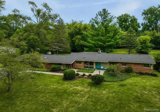 Photo 42 of Sale Pending at 32750 Romsey Rd, Franklin, MI 48025 | MLS# 61020651 | Listing updated on 2026-09-01