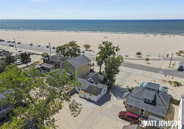 Photo 4 of Single family home for sale at 1682 Beach St, Muskegon, MI 49441 | MLS# 70555493 | Listing updated on 2026-08-30