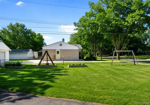 2nd image of 250 Wallace Dr, Saline, MI 48176 1028 | MLS# 61023001