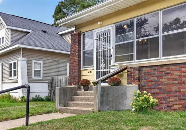 Photo 3 of Single family home for sale at 841 Adams St, Grand Rapids, MI 49507 | MLS# 70551529 | Listing updated on 2026-08-20
