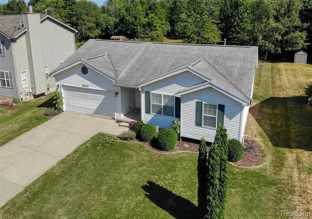 Photo 3 of Sale Pending at 1221 Windsor St, Grand Blanc, MI 48507 4273 | MLS# 61016593 | Listing updated on 2026-08-27