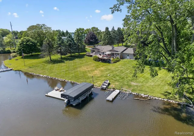 Homes for sale in Commerce Township, MI | 3860 E Commerce Rd, Commerce Township, MI 48382 | MLS# 60997639