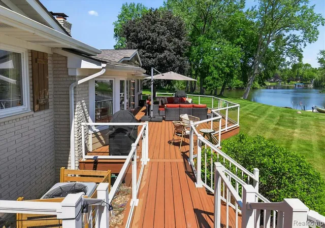 Homes for sale in Commerce Township, MI | 3860 E Commerce Rd, Commerce Township, MI 48382 | MLS# 60997639