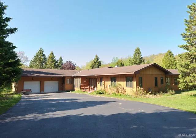 Homes for sale in Munising, MI | N6355 Alger Heights Rd, Munising, MI 49862 | MLS# 50210433