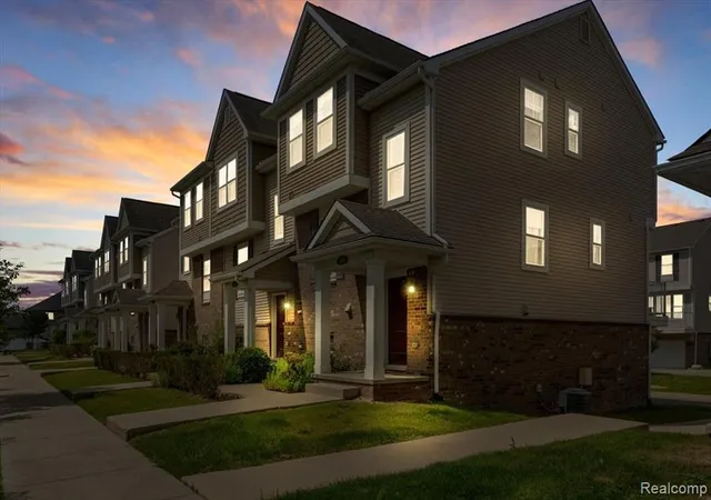 2nd image of 4600 Bradley Cir, Troy, MI 48085