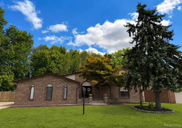 Photo 1 of Single family home for sale at 18823 Millar Rd, Clinton Township, MI 48036 | MLS# 61023212 | Listing updated on 2026-09-05