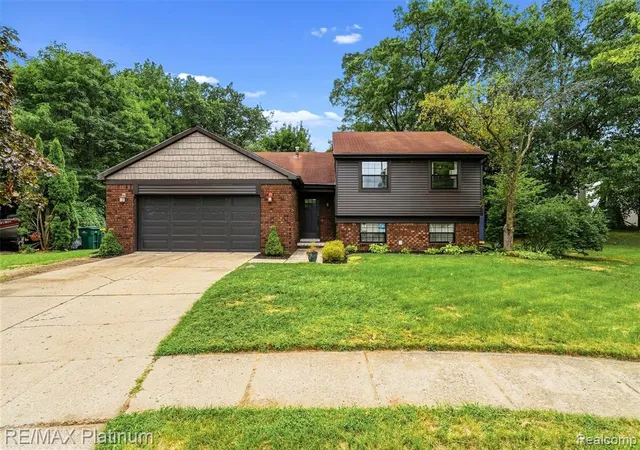 1st image of 815 Oak Ridge Ct, Brighton, MI 48116 | MLS# 61021943