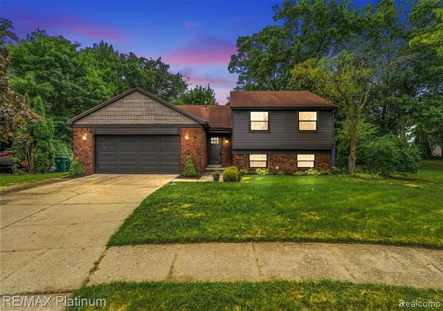 2nd image of 815 Oak Ridge Ct, Brighton, MI 48116 | MLS# 61021943