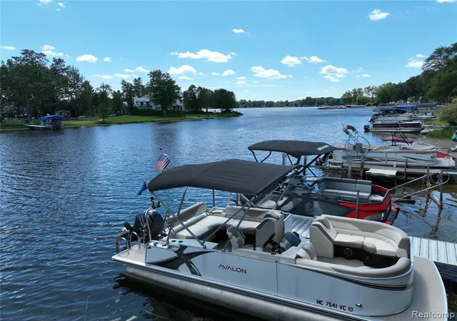 Photo 2 of Single family home for sale at 5307 Edgelake Dr, Pinckney, MI 48169 9415 | MLS# 61025009 | Listing updated on 2026-09-11
