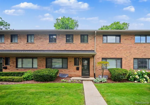 2nd image of 144 E Hickory Grove Rd, Bloomfield Hills, MI 48304 1739 | MLS# 61024092