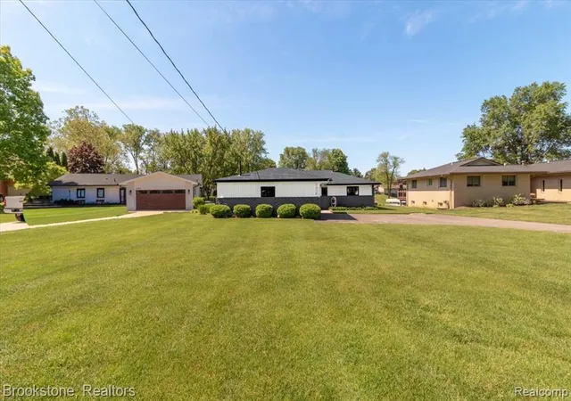 Homes for sale in Highland, MI | 3378 Kingsway Dr, Highland, MI 48356 | MLS# 60998306