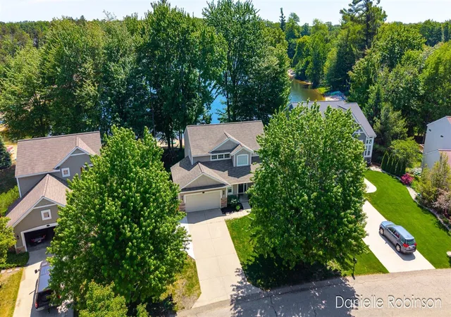 Homes for sale in Nunica, MI | 16936 Birchview Dr, Nunica, MI 49448 | MLS# 70536703