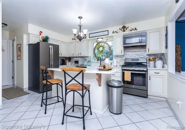Homes for sale in Commerce Township, MI | 4086 Cherry Garden Dr, Commerce Township, MI 48382 | MLS# 61009927