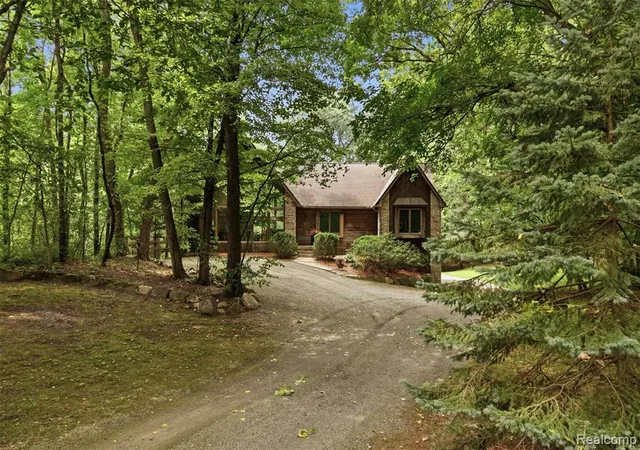 Photo 2 of Single family home for sale at 8984 Peer Rd, South Lyon, MI 48178 8346 | MLS# 61023897 | Listing updated on 2026-08-28