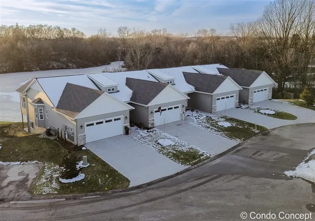 Listing Photo 5 - Condo for sale in building located at 6627 Shoreside Ct, Grand Rapids, MI 49548