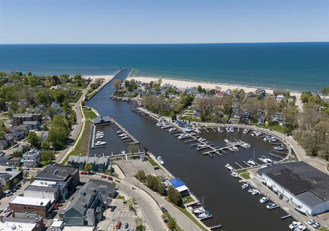 2nd image of 516 Williams St, South Haven, MI 49090