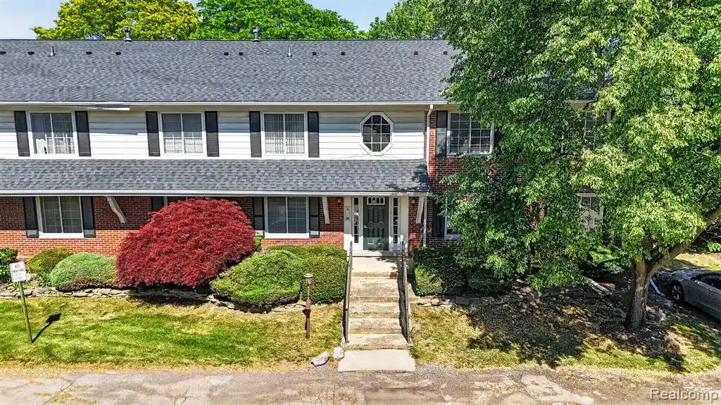 Listing Photo 1 - Condo for sale in 2449 Mulberry Sq located at 2449 Mulberry Sq, BloomfieldHillsCity_Oakland, MI 48302 - Unit #32