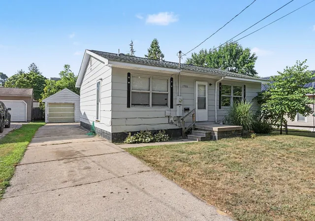 Photo 3 of Single family home for sale at 1906 James St, Essexville, MI 48732 | MLS# 50219074 | Listing updated on 2026-09-29