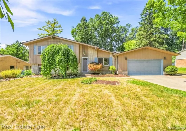 Photo 1 of Sale Pending at 4805 Whitlow Blvd, Commerce Twp, MI 48382 2649 | MLS# 61023043 | Listing updated on 2026-08-25