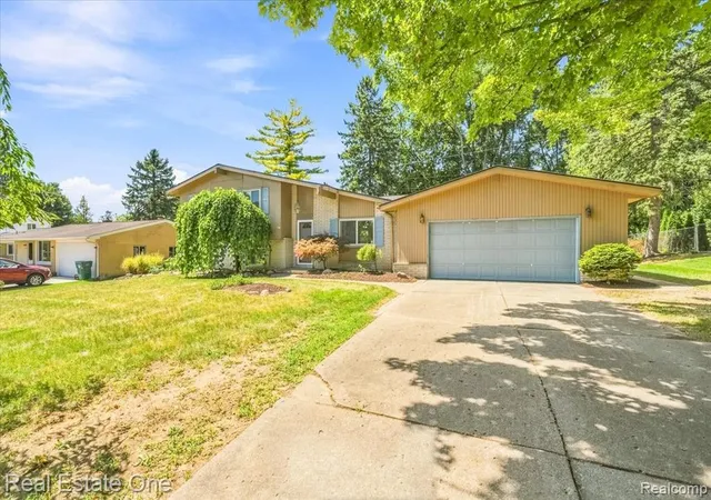Photo 2 of Sale Pending at 4805 Whitlow Blvd, Commerce Twp, MI 48382 2649 | MLS# 61023043 | Listing updated on 2026-08-25